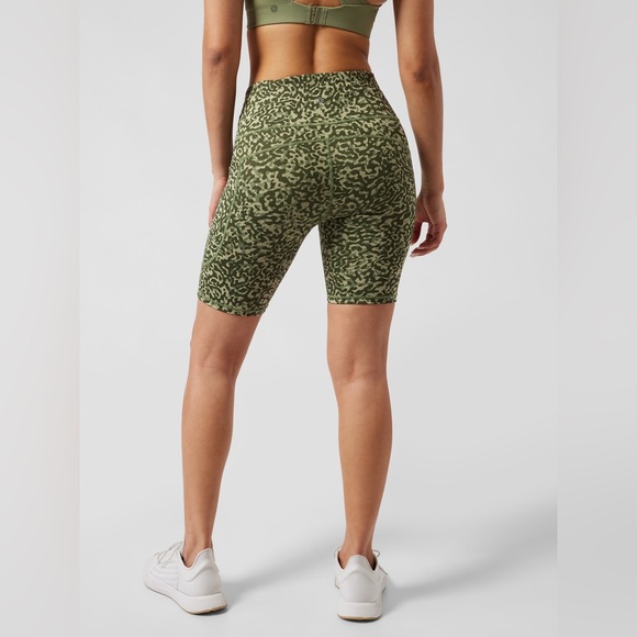 Athleta Ultimate Stash II 7” short - Picture 2 of 6